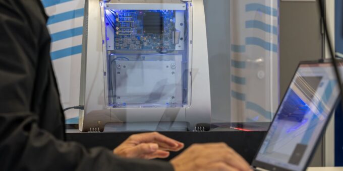 Computador quântico educacional começa a ser usado pelo Senai no Rio