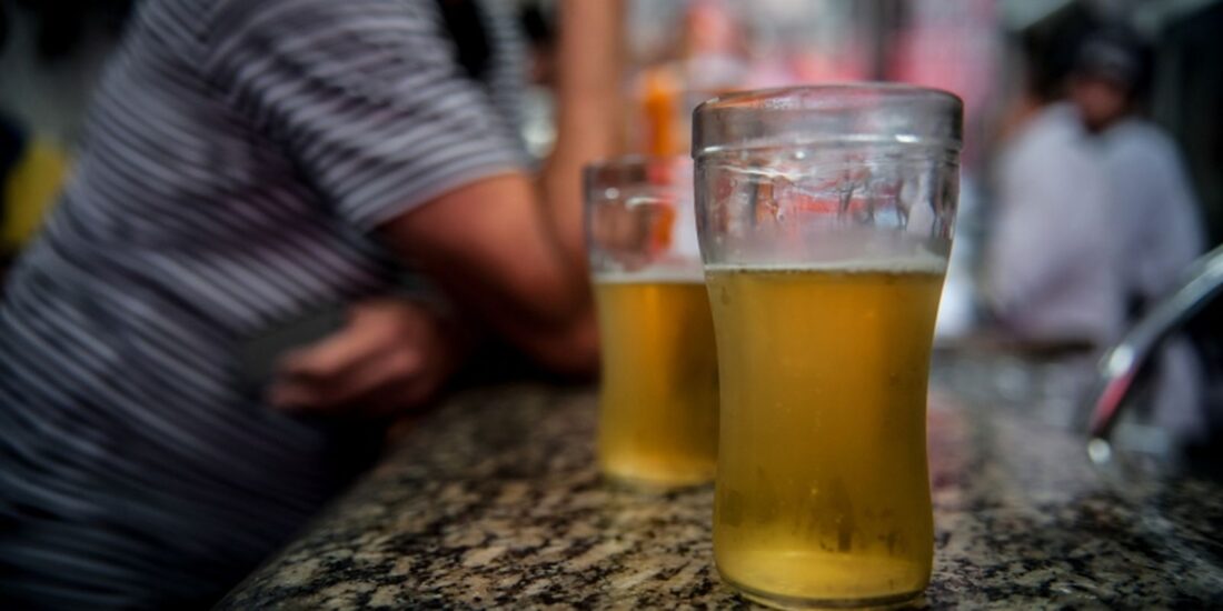 Consumo crônico de álcool e cigarro pode causar perda de visão, alertam especialistas
