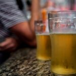 Consumo crônico de álcool e cigarro pode causar perda de visão, alertam especialistas