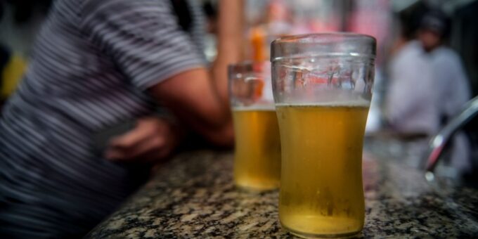 Consumo crônico de álcool e cigarro pode causar perda de visão, alertam especialistas