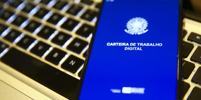 Desemprego cai para 5,3% no trimestre encerrado em agosto, diz IBGE