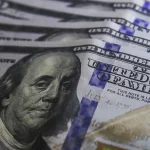 Dólar fecha a R$ 5,17 e bolsa sobe 1,37% no último pregão de setembro
