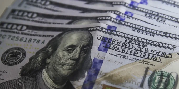 Dólar fecha a R$ 5,17 e bolsa sobe 1,37% no último pregão de setembro