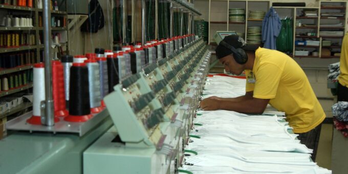 Economia brasileira recua 0,4% de junho para julho, estima FGV