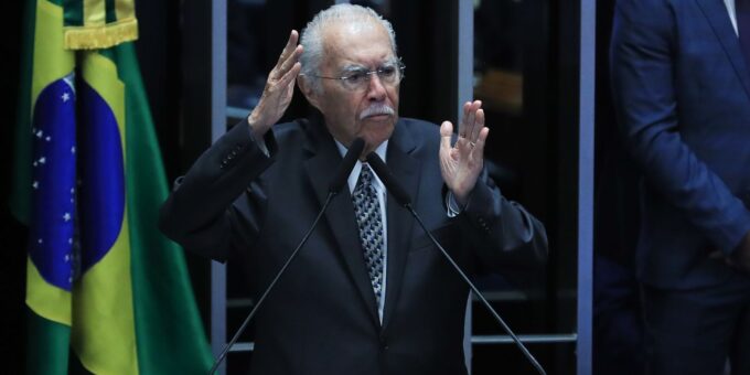 Ex-presidente José Sarney é internado com pneumonia em São Luís