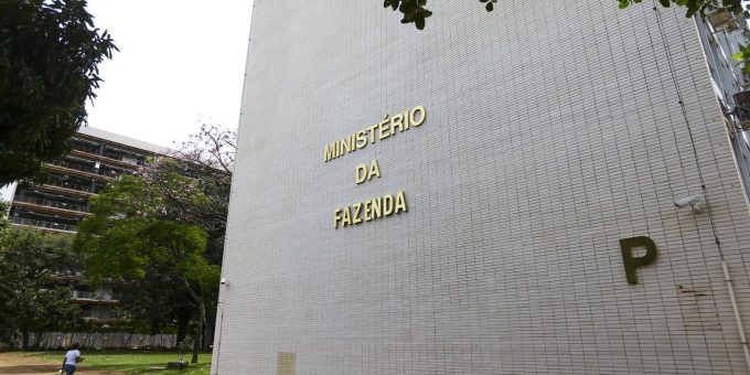 Fazenda reduz projeção de crescimento do PIB para 2% em 2026