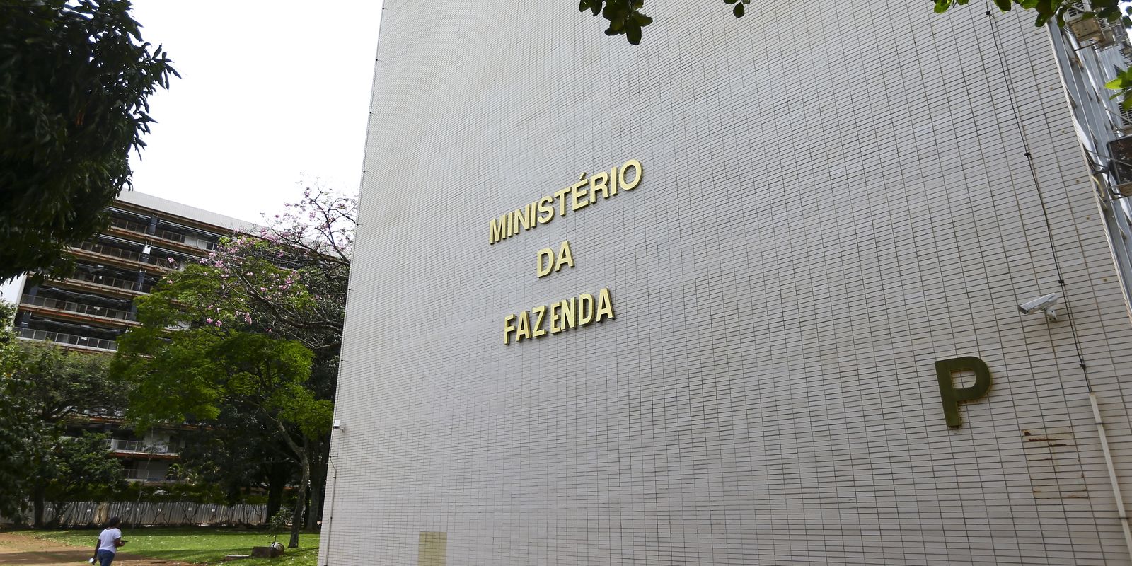 Fazenda reduz projeção de crescimento do PIB para 2% em 2026