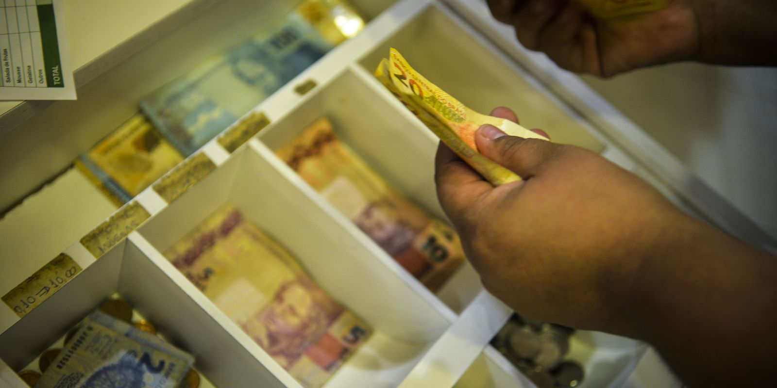 INPC recua 0,32% em agosto e acumula 3,98% em 12 meses