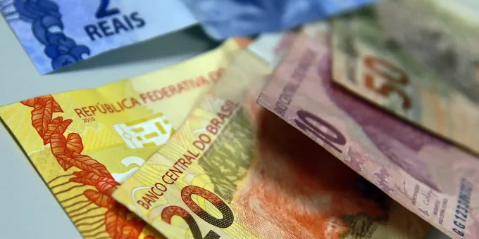 Juros do crédito para famílias sobem a 61,7% ao ano em agosto