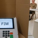 Justiça Eleitoral reforça regras para impedir uso de eletrônicos na cabine de votação