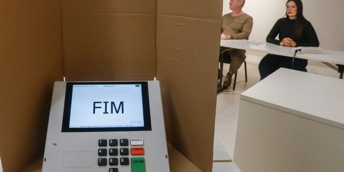 Justiça Eleitoral reforça regras para impedir uso de eletrônicos na cabine de votação