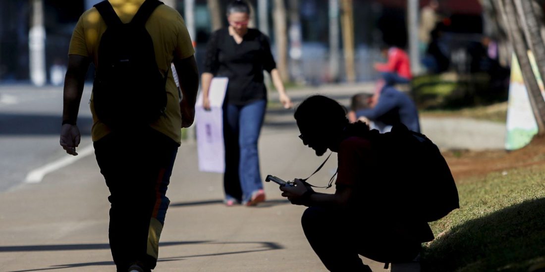 Percentual de jovens que não estudam nem trabalham cai para 22,4% no Brasil