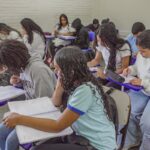 Pisa 2025: Brasil reduz distância para a OCDE, mas mantém baixo desempenho