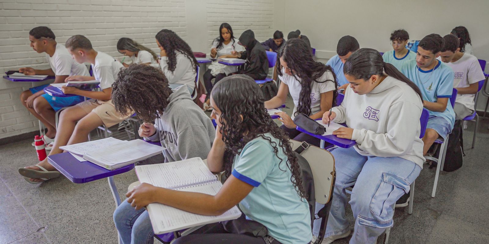Pisa 2025: Brasil reduz distância para a OCDE, mas mantém baixo desempenho