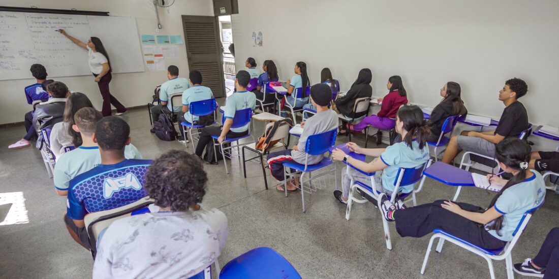 Pisa 2025: Brasil reduz distância para países da OCDE, mas segue abaixo da média