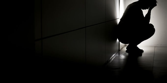 Profissionais alertam para risco de suicídio associado à dependência em bets