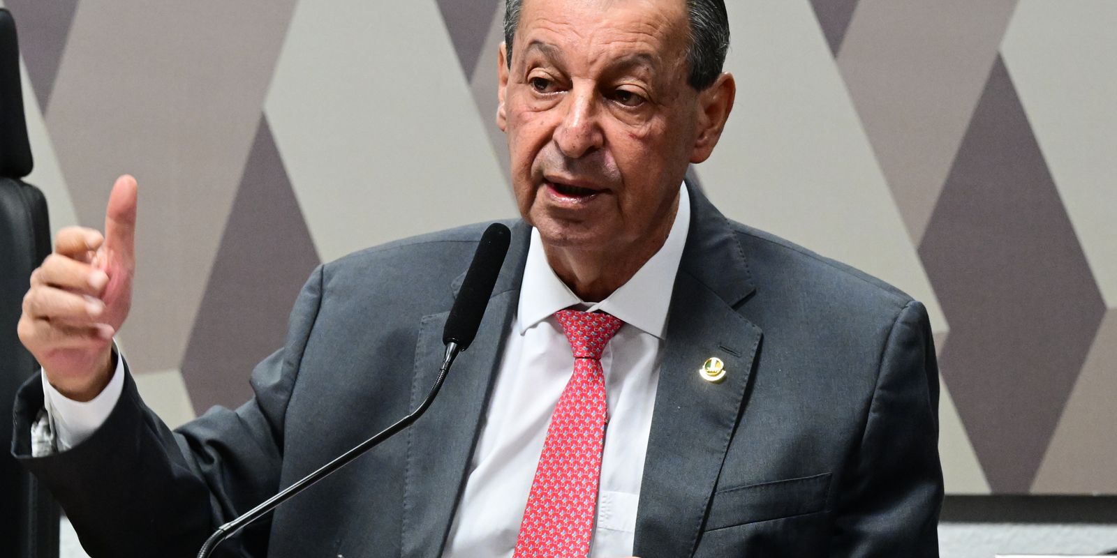 Relator da CCJ rejeita 36 emendas contra o fim da escala 6x1