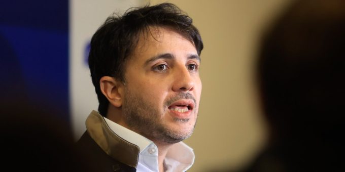 Renan Santos propõe desindexar benefícios e mudar pisos de saúde e educação