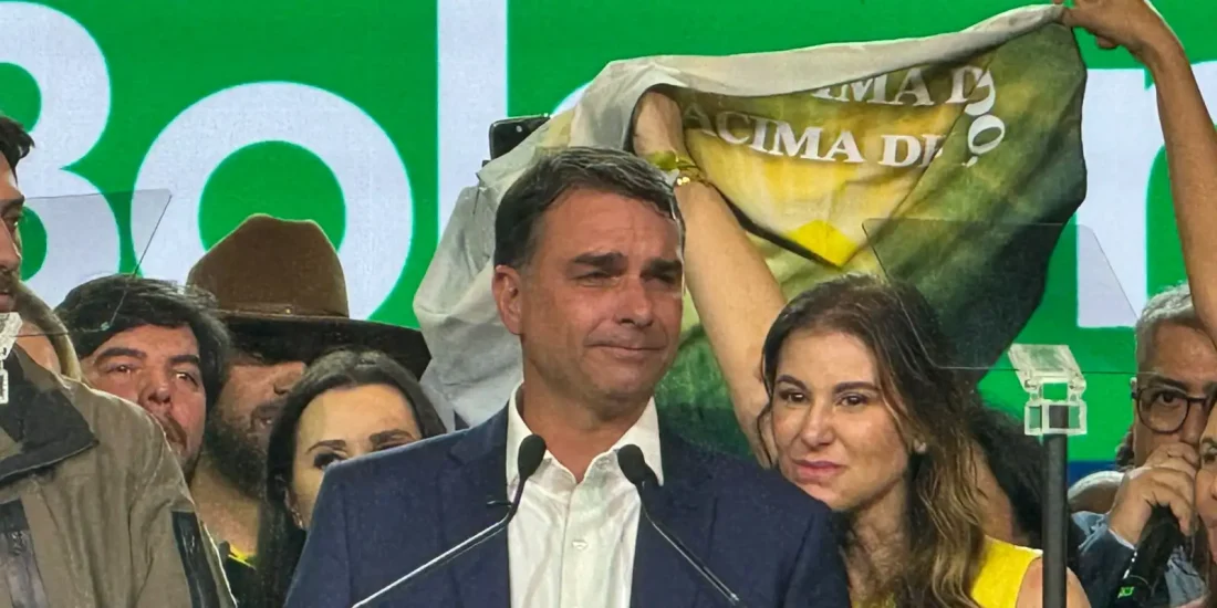 Revista diz que Flávio Bolsonaro viajou em jatinho ligado a Vorcaro em 2025