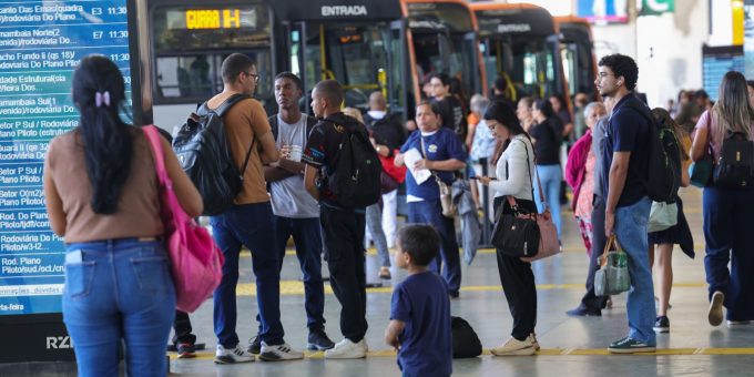 Setor de serviços fica estável em julho e cresce 2,4% em 12 meses