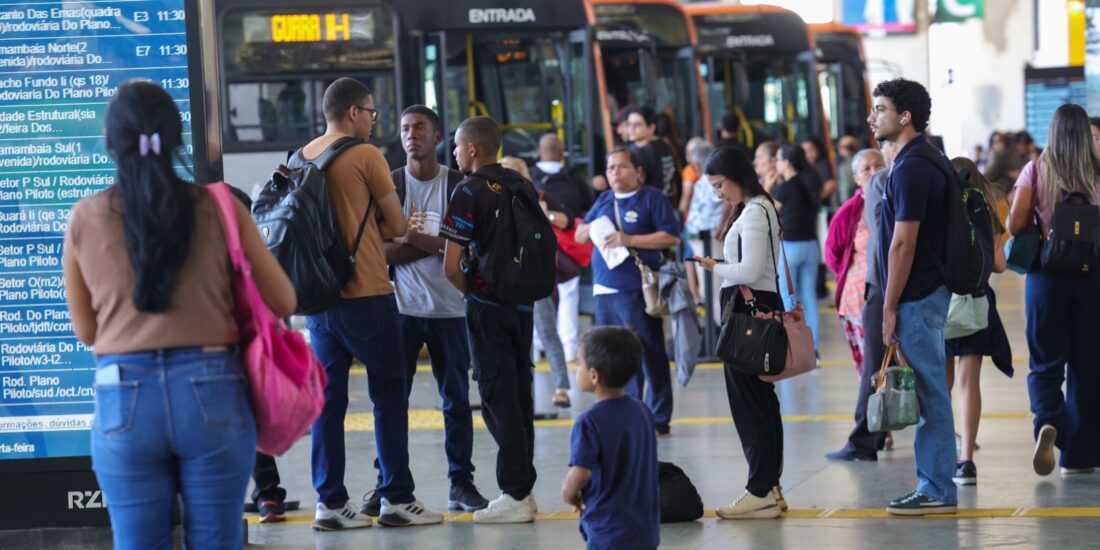 Setor de serviços fica estável em julho e cresce 2,4% em 12 meses