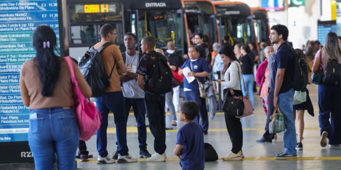 Setor de serviços fica estável em julho e cresce 2,4% em 12 meses