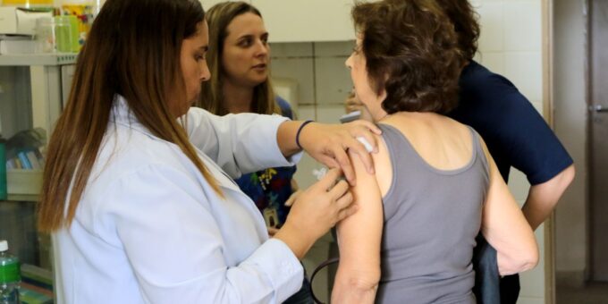 SUS amplia vacina Pneumo 20 para pessoas com 85 anos ou mais