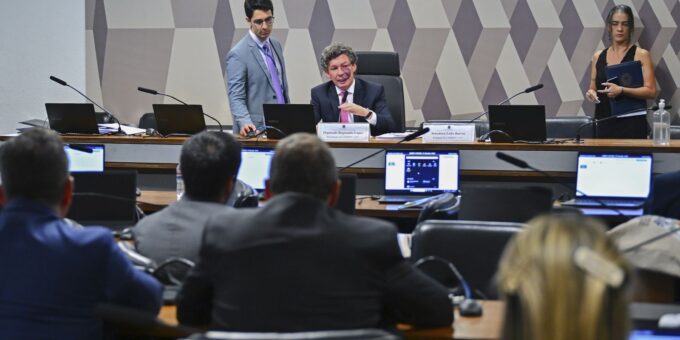 Votação da MP que acaba com a “taxa das blusinhas” é adiada para quarta-feira
