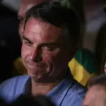 Ação popular pede suspensão de salário e verbas de Flávio Bolsonaro