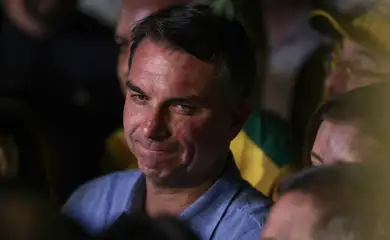 Ação popular pede suspensão de salário e verbas de Flávio Bolsonaro