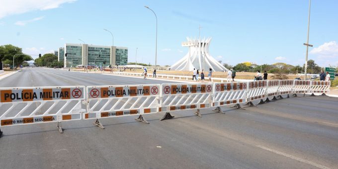 Acesso à Esplanada dos Ministérios será controlado no domingo em Brasília