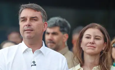 Aeronave com Flávio Bolsonaro e família pousa em Miami