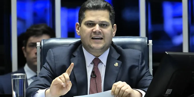 Alcolumbre anuncia sessões para votar fim da escala 6x1 no Senado