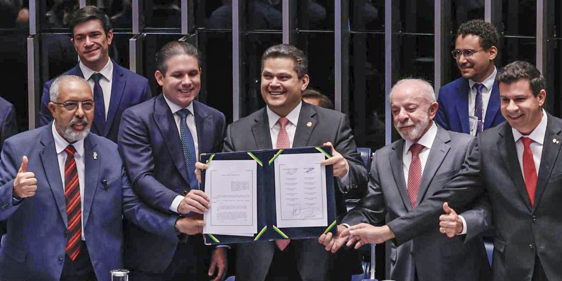 Alcolumbre homenageia Paulo Paim durante promulgação do fim da escala 6x1