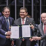 Alcolumbre homenageia Paulo Paim durante promulgação do fim da escala 6x1