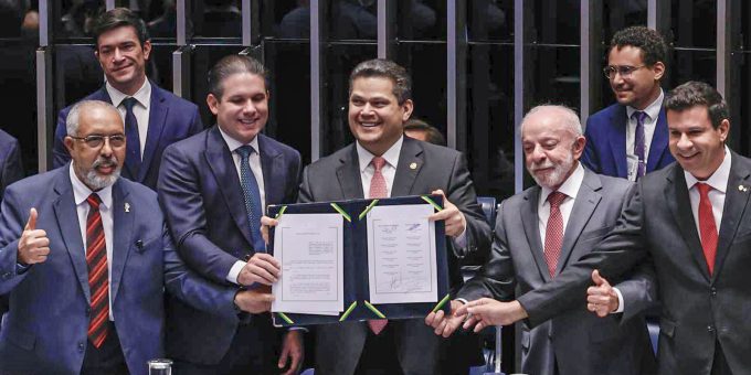 Alcolumbre homenageia Paulo Paim durante promulgação do fim da escala 6x1