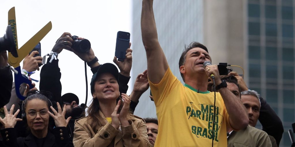 Aliado de Trump afirma que Flávio Bolsonaro chegou aos Estados Unidos
