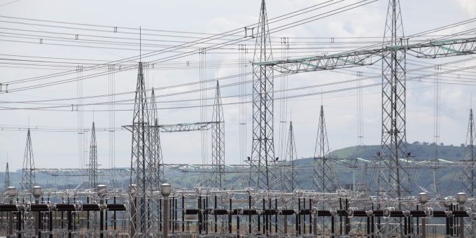 Aneel prevê três leilões de transmissão de energia em 2027