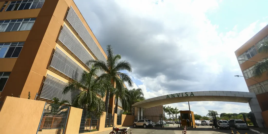 Anvisa proíbe venda e determina recolhimento de cosméticos e saneantes irregulares
