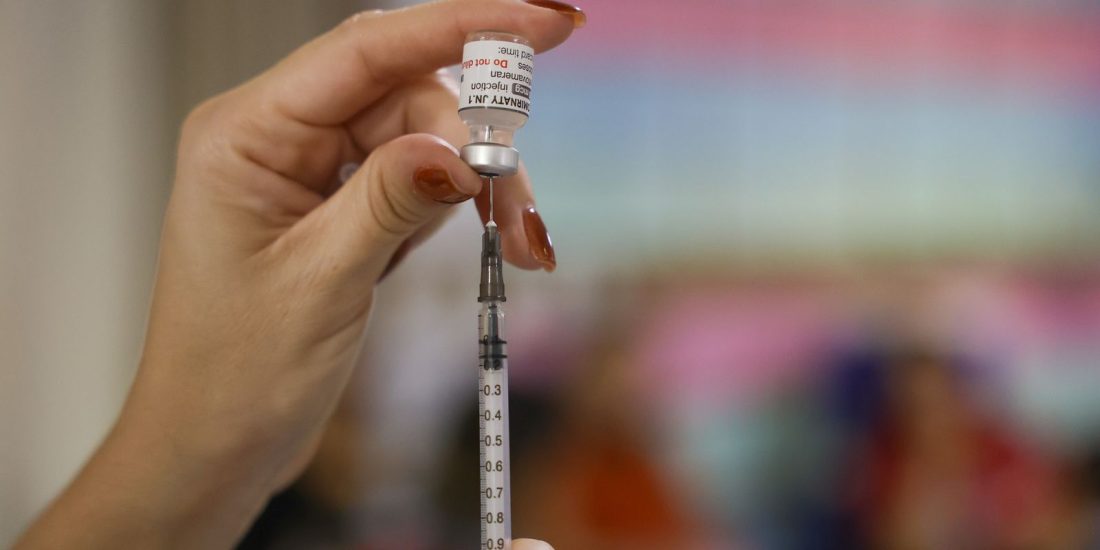 Apenas 5% das crianças pequenas têm as três doses da vacina contra a covid-19