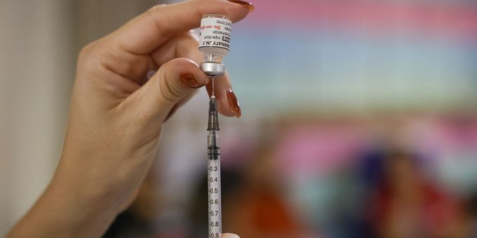 Apenas 5% das crianças pequenas têm as três doses da vacina contra a covid-19