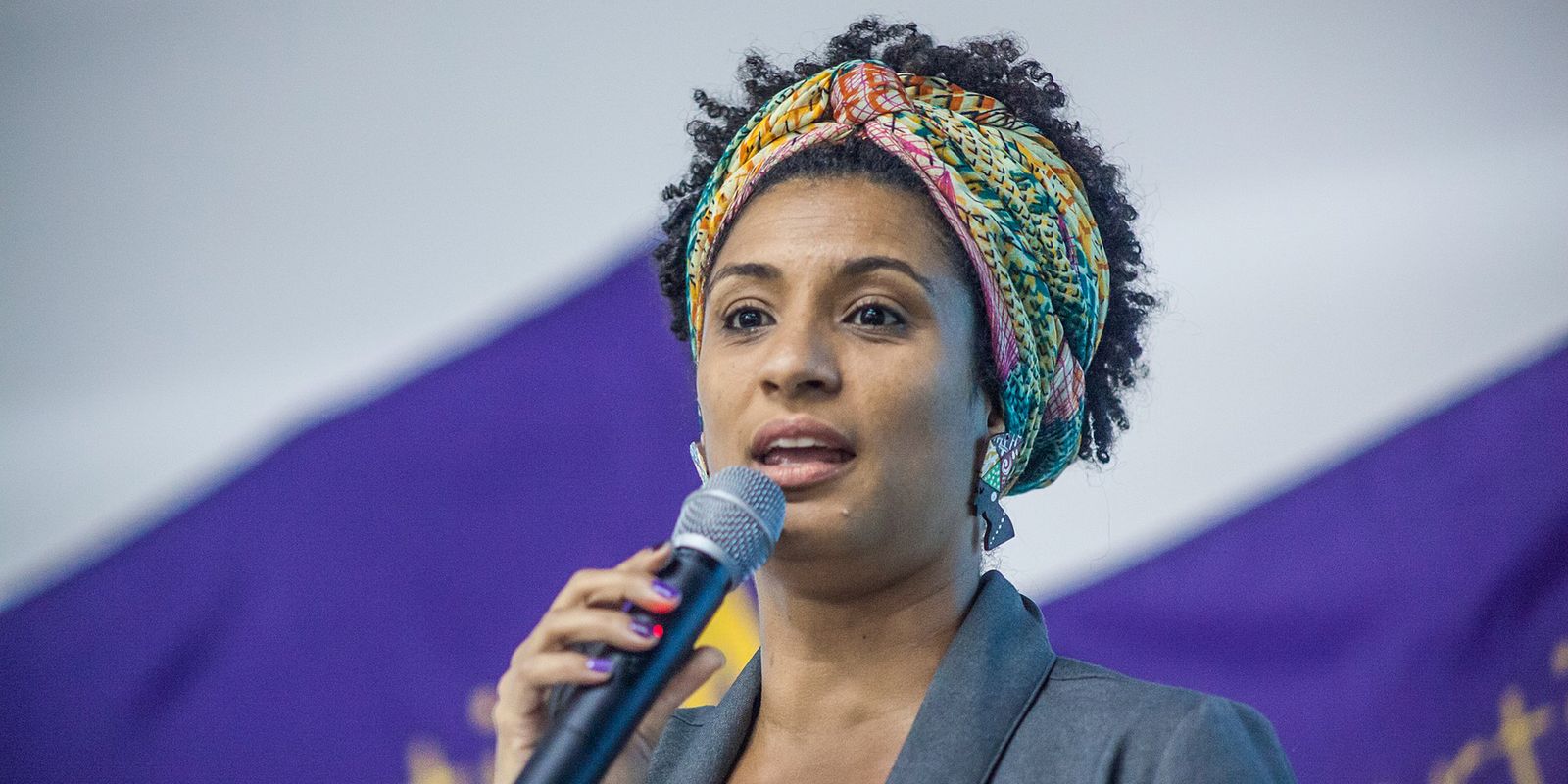 Apoiadores de Flávio Bolsonaro ofendem memória de Marielle em ato no Rio
