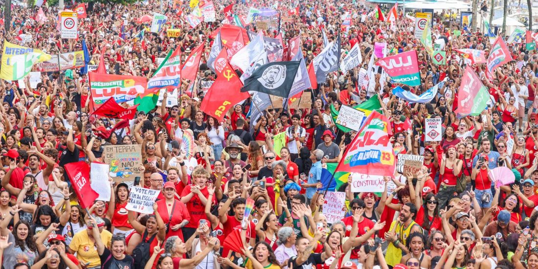 Ato em Copacabana reúne apoiadores de Lula e defesa da democracia