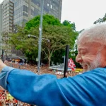Ato pela reeleição de Lula reúne milhares na Avenida Paulista