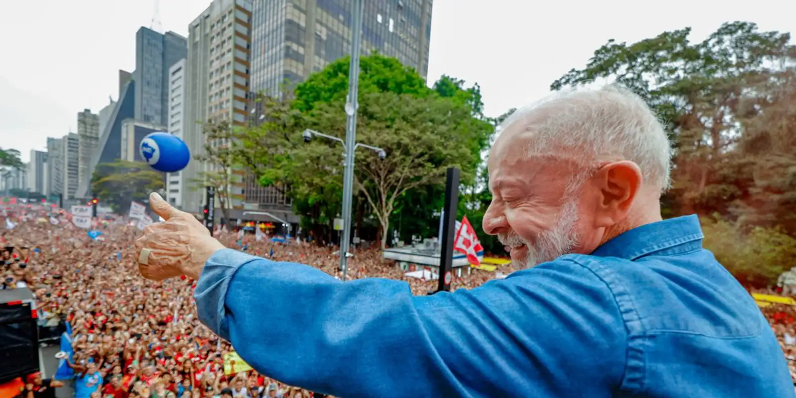 Ato pela reeleição de Lula reúne milhares na Avenida Paulista