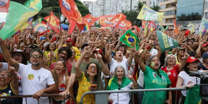 Atos em apoio à democracia e à reeleição de Lula reúnem milhares no Rio e em Brasília