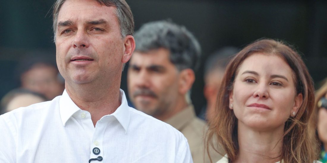 Avião com Flávio Bolsonaro e família segue para Miami