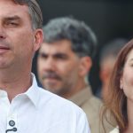 Avião com Flávio Bolsonaro e família segue para Miami