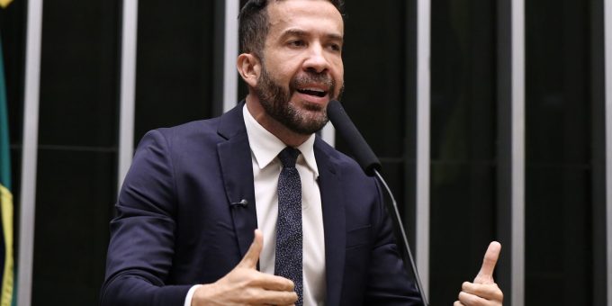 Deputado André Janones é internado com arritmia em São Paulo