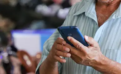 Dólar cai a R$ 5, e Ibovespa sobe 7,85% após primeiro turno